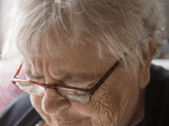 Hilda (82) blijft alleen achter: haar kleinkinderen komen niet meer omdat het hier naar oude mensen ruikt