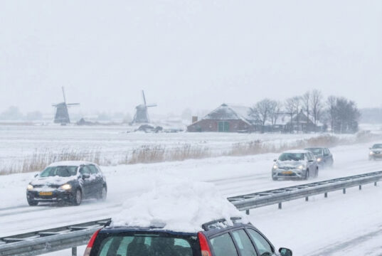 Met sneeuw op je autodak rijden? dit is de boete die je riskeert