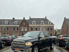 Ruzie in de straat: Teun (45) parkeert zijn enorme Dodge Ram dubbel en maakt buren woedend