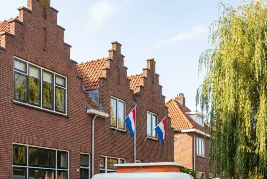 Zo lang mag je caravan op je oprit staan volgens de regels — en zó voorkom je een boete