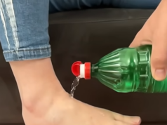 Schenk dit eenvoudige keukeningrediënt over je voeten en ontdek het verrassende effect