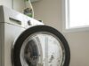 Moet de wasmachinedeur open of dicht na het wassen? voorkom stank en schimmel met deze tip