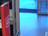 Hij stapelt vlees in zijn mand en loopt richting uitgang, maar één hilarische misstap verraadt alles