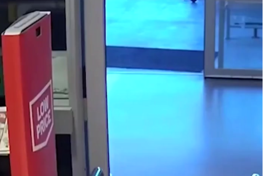 Hij stapelt vlees in zijn mand en loopt richting uitgang, maar één hilarische misstap verraadt alles