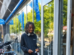 Opa neemt het heft in handen bij Albert Heijn na overlast: video gaat viraal