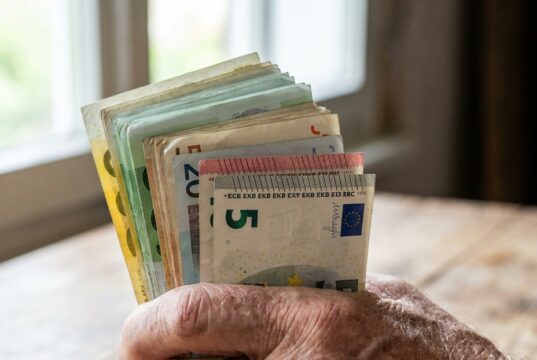 Gemiddeld spaargeld van 65-plussers onthuld: dit bedrag verrast je