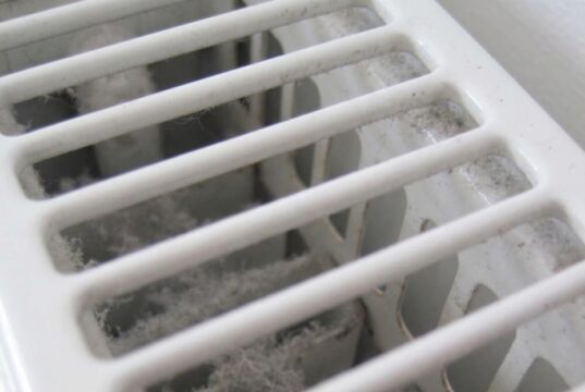 Geniale pantytruc: maak je radiator in 1 minuut stofvrij